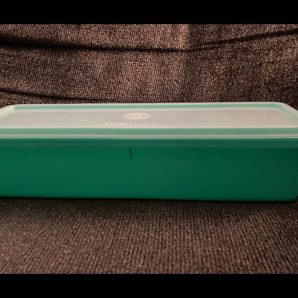 Tupperware 892 with Lid 893, like new, Long container!
